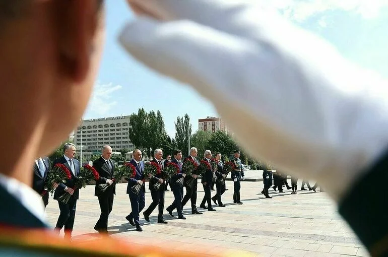 Володин возложил цветы к Вечному огню на площади Победы в Бишкеке