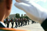 Володин возложил цветы к Вечному огню на площади Победы в Бишкеке