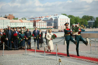 Матвиенко возложила цветы к «Медному всаднику» в честь 322-летия Петербурга