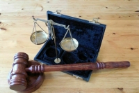 Дела о клевете переведут в частно-публичное обвинение