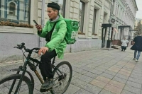 Мигрантам в Петербурге запретят работать таксистами и курьерами