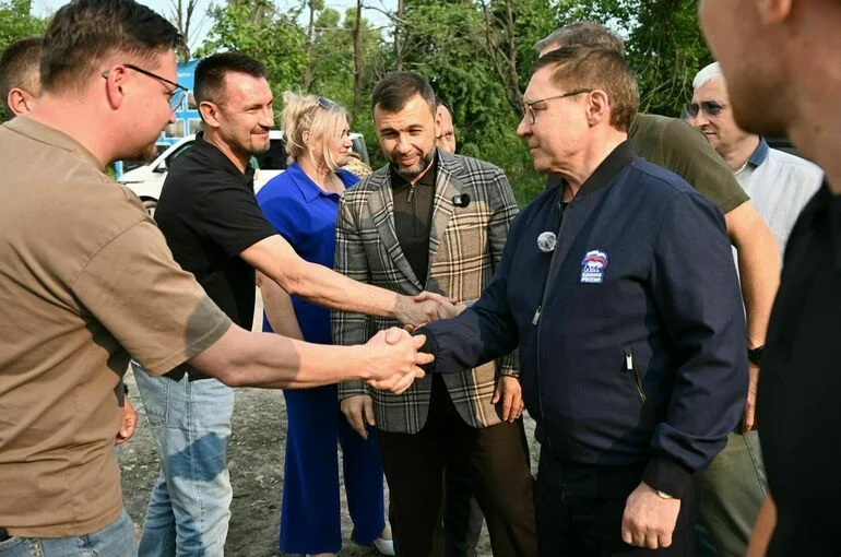 Сенатор Якушев передал жителям Авдеевки ключи от квартир, восстановленных после обстрела
