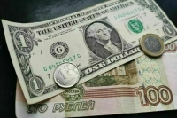 Спрос на валюту среди россиян снизился в два раза