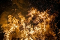 СМИ: Киев заволокло черным дымом после ночных взрывов