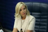 Депутат Казакова принесла на заседание комитета книгу со стихами Пушкина