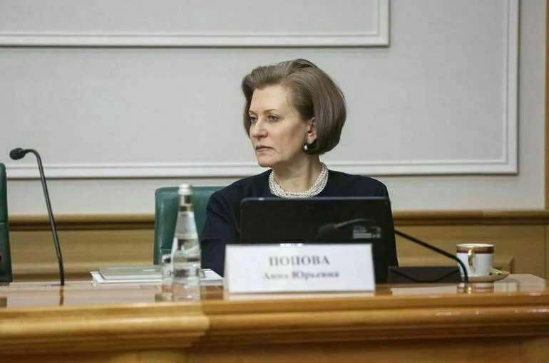 Попова призвала изучить вопрос бесплатного питания для учеников средней школы