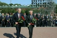 Володин возложил цветы к Вечному огню в Бресте