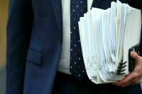 Законопроект о запрете открывать детям счета рассмотрят во II чтении 17 июня