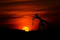 Экономист: Цены на нефть могут ненадолго подняться из-за конфликта Ирана и Израиля