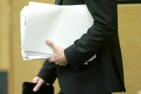 Законопроект о лимите числа карт планируют скоро внести в Госдуму