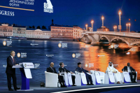 Президент указал на устаревшее регулирование офлайн-магазинов