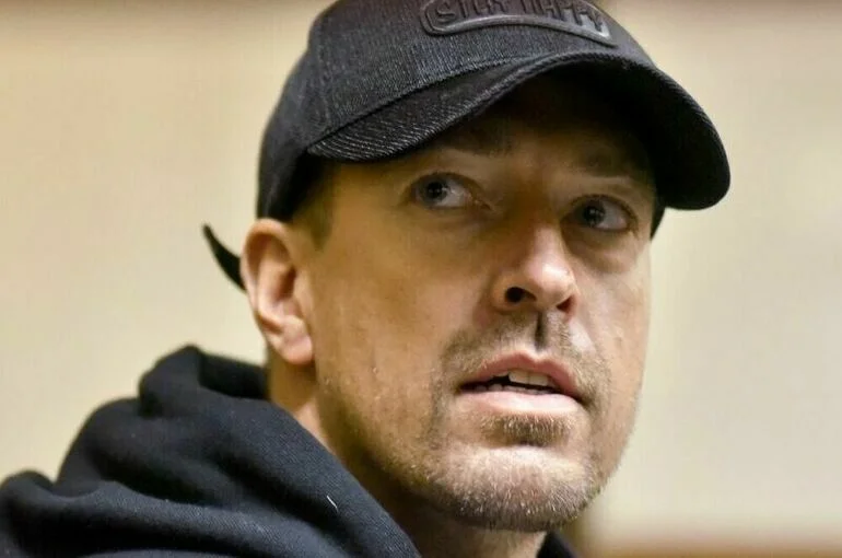 На блогера Алекса Лесли завели дело о склонении к изнасилованию
