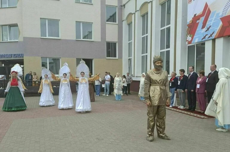 Участников «Поезда Памяти» встретили в Полоцке историческим шоу 