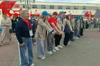 Сенатор Новиков станцевал с участниками «Поезда Памяти»