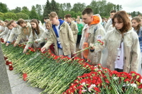 Участники «Поезда Памяти» возложили цветы на Пискаревском мемориальном кладбище