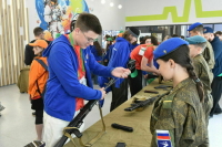 Участники «Поезда Памяти» и сенатор Сидухина собрали автомат Калашникова