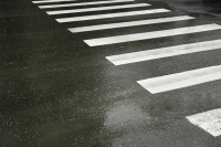 На западе Москвы автомобиль наехал на пешеходов, пять человек пострадали