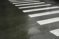 На западе Москвы автомобиль наехал на пешеходов, пять человек пострадали