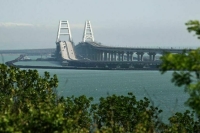 Перед Крымским мостом скопились почти 2 тысячи машин