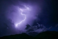 Три человека погибли от удара молнии на тульском пляже