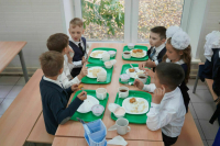 Бесплатным горячим питанием предложили обеспечить всех школьников