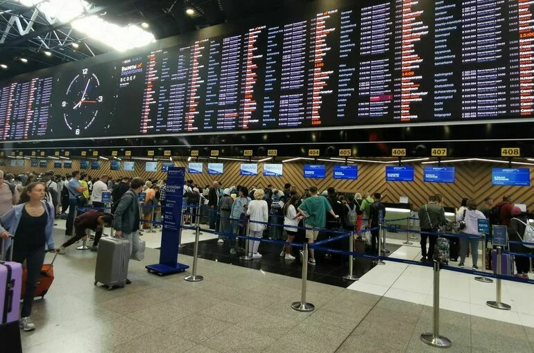 В аэропортах Москвы и Санкт-Петербурга отменили более 110 рейсов
