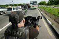 Мотоциклистам предлагают разрешить ездить по выделенной полосе