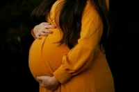 Работодателей предложили обязать переводить на удаленку беременных