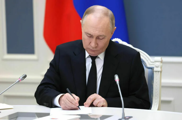 Путин подписал закон о студенческих семьях