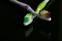 Стоматолог объяснил, почему зубная щетка и паста не защищают от кариеса