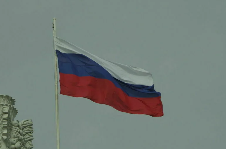 Флаг России установят в учреждениях молодежной политики