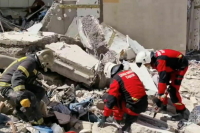 Под завалами дома в Саратове обнаружили живого мужчину