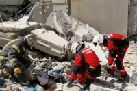Под завалами дома в Саратове обнаружили живого мужчину