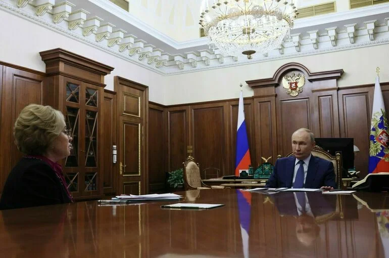 Путин проводит встречу с Матвиенко по итогам весенней сессии
