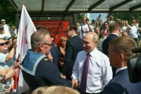 Путин в Петербурге вышел из машины пообщаться с жителями