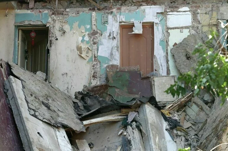 В Астрахани ввели режим ЧС после обрушения подъезда дома