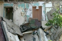 В Астрахани ввели режим ЧС после обрушения подъезда дома