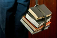В Минобрнауки опровергли запрет на хранение книг Акунина*