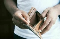 Должникам могут запретить выдавать разрешение на оружие