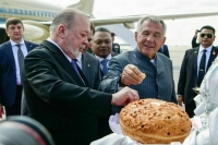 Верховного правителя Малайзии встретили в аэропорту Казани с чак-чаком