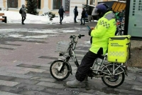 В Петербурге иностранцам запретили работать курьерами