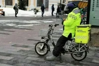 В Петербурге иностранцам запретили работать курьерами