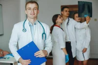 Врачей и учителей подготовят к работе тщательнее