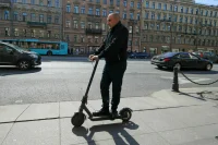 Лишенных прав водителей предложили не пускать за руль электросамоката