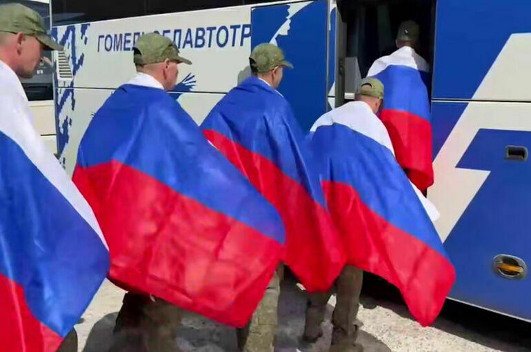 Самолет с вернувшимися из плена бойцами РФ приземлился в Подмосковье