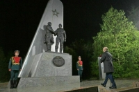 Путин возложил цветы к мемориалу летчикам СССР и США в Магадане