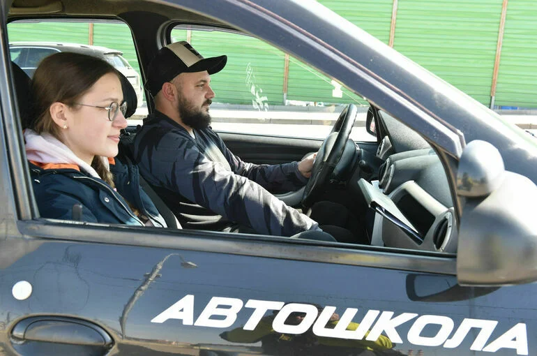 Введение новых программ в автошколах перенесли на полгода