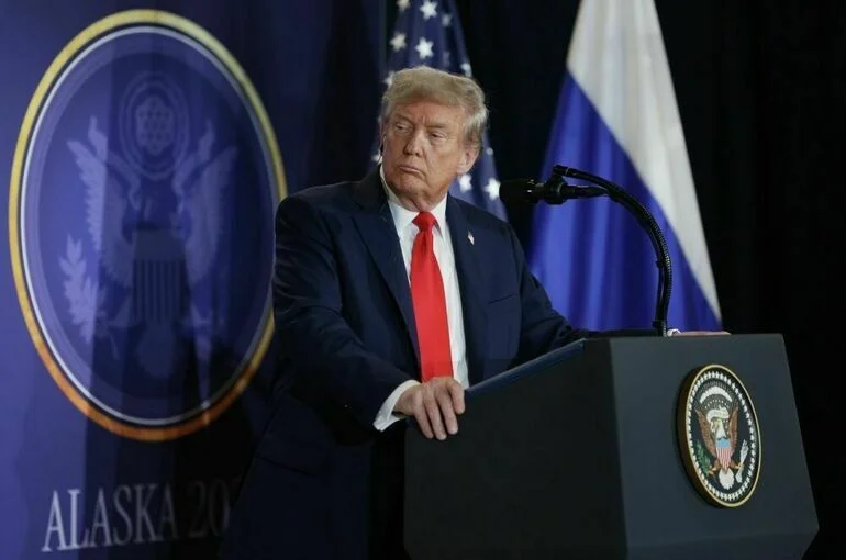 Социолог: После встречи с Путиным рейтинг Трампа вырос на несколько пунктов