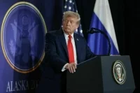 Социолог: После встречи с Путиным рейтинг Трампа вырос на несколько пунктов
