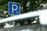 За неправомерное использование знака «инвалид» предложили лишать прав 